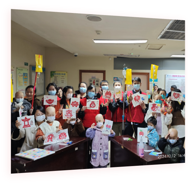 轨道交通集团T3航站楼“青年号”志愿者与院内小朋友一起迎新年剪纸活动