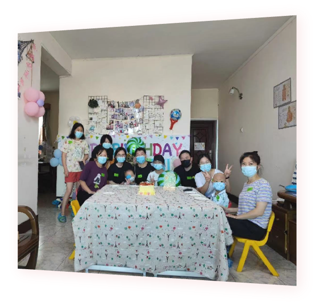 希尔顿酒店组织员工给小朋友举办生日会